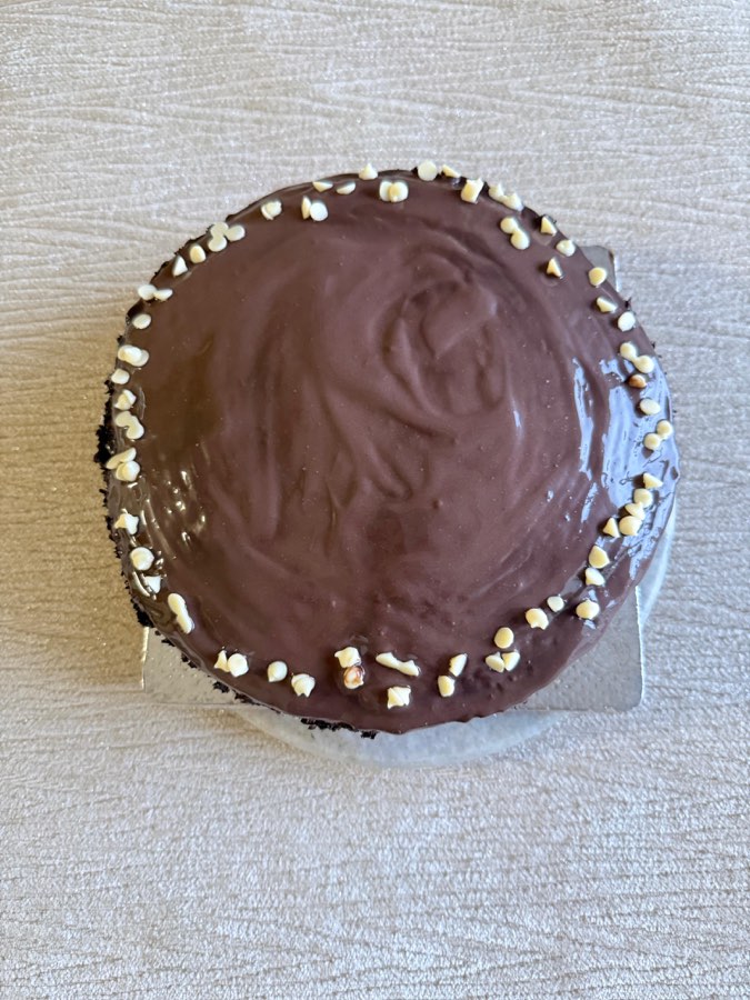 Chocolate cake with a white chocolate chip border
